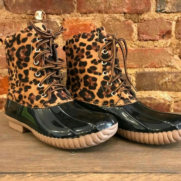 🎉HP🎉NEW DUCK BOOTS 🎊IN LEOPARD AND BLACK - Picture 2 of 8